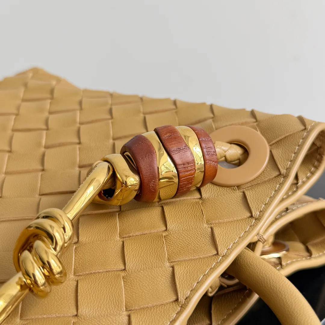 The new Andiamo batch of 3060 BV is shipped‼ ️The classic intercciato weaving process is used to create a soft bag, the metal knot is made of micro-cast aluminum using jewelry technology🪢, and the decorative beads are made of metal and hand-polished oak, allowing you to jump repeatedly between elegance and fun💃, making it unpredictable. Classic and versatile, it shows off your temperament, and the bag has a large capacity, making it very convenient for daily commuting! It has a variety of carrying methods, the shoulder straps can be adjusted by yourself, the original lambskin feels soft and delicate, and the unisex style breaks gender boundaries and brings a more practical and long-lasting use experience. The Andiamo, which has both elegant and casual styles, perfectly interprets the "fashionable old money style". Style number: 743568+wood hardware Color: nut color Size: 25*22*10.5cm